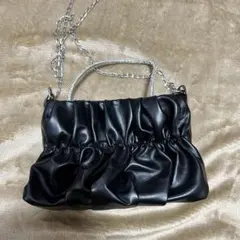 【美品】　黒い合成皮革ショルダーバッグ