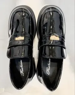 ブラックエナメルローファー