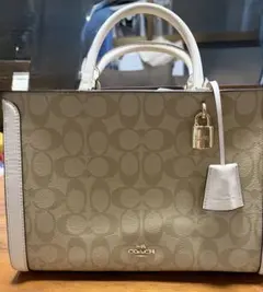 新品未使用 COACH 白のトートバックJ050-8A71 定価6万？！ - メルカリ