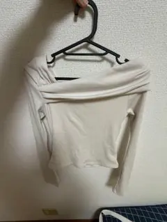 オフショルダー長袖トップス ベージュ