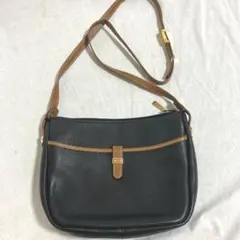 黒のレザー風ショルダーバッグ