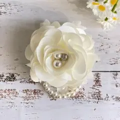 フラワーコサージュ サテンパール ホワイト ブローチ フォーマル 卒業式 入学式