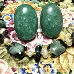 グリーンの天然石 大粒カボッシヨンカット イアリング