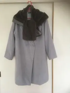ブルーグレーのフード付きコート