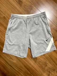 Nike グレー ショートパンツ
