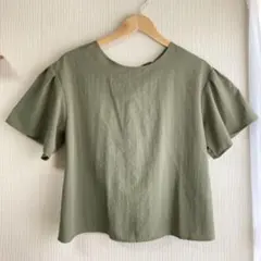 E hyphenブラウス　カーキ　バックに編み上げリボン　フレア袖のサムネイル