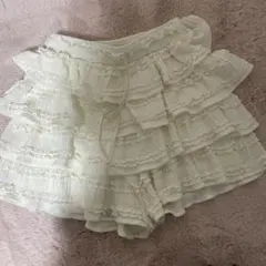 フリル付き淡いクリーム色ミニスカート