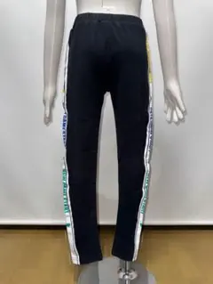 黒のスリムフィットパンツ サイドロゴ入り