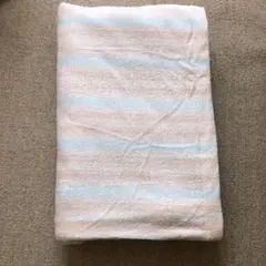 ピンクオレンジ色と水色、ベージュ色のストライプ掛け布団