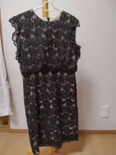 黒の花柄刺繍レースワンピース