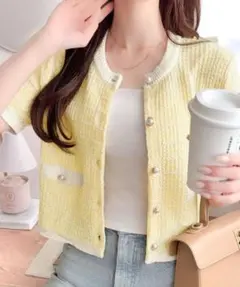 【mily bilet】パール釦ツイード編みロゴプレート付ニットカーデのサムネイル