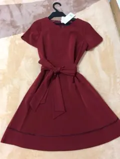 ウエストリボン付きワインレッドワンピース