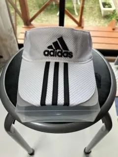 値下げ　adidas 3本ラインサンバイザー ホワイトのサムネイル