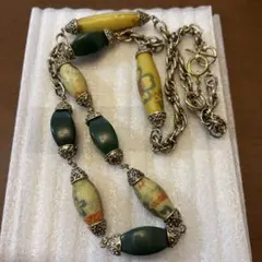 装飾的なビーズのネックレス