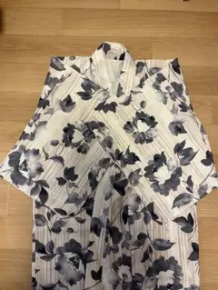 白生地に紫っぽいお花柄の浴衣