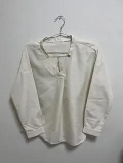 【E hyphen world gallery】ホワイト長袖Vネックシャツ