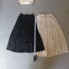 黒ドット柄フレアスカートと白ロングスカートセット