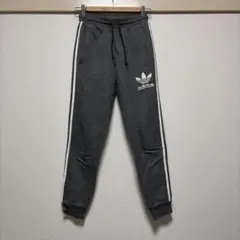 adidas グレー ジャージパンツ ストライプ