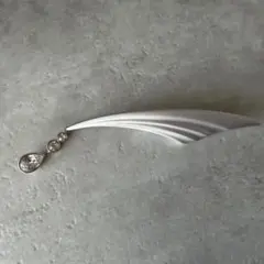 シルバー流線型ブローチ 揺れる クリスタル ラインストーン 付き