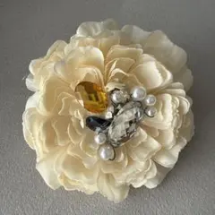 上品くすみオフホワイト　大人コサージュ 2way ビジュー付　ハンドメイド