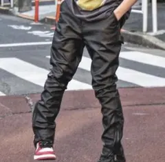 黒レザー パンツ