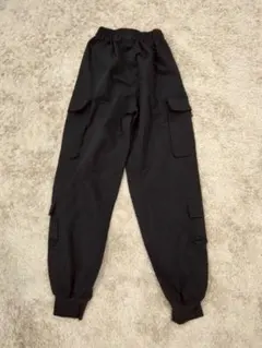 黒いカーゴパンツ