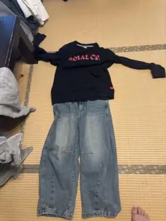 黒ロゴTシャツとデニムパンツセット