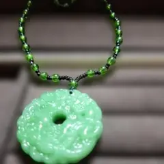 緑の翡翠彫刻ペンダントネックレス