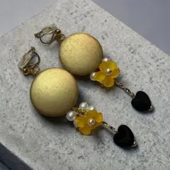 ゴールド イエローフラワー ブラックハート ハンドメイドイヤリング