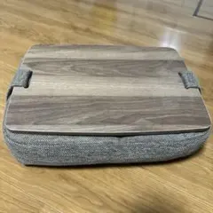 ソファーに座りながら膝の上で作業できるクッションのサムネイル