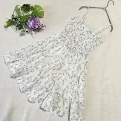 【シーイン】小花柄シャーリングキャミワンピース　ホワイト白　ティアード　M
