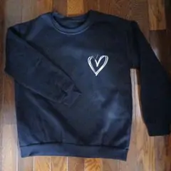 新品　黒 ハートワンポイント　ごくごく普通なトレーナー　スウェット