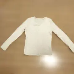 クリーム色 Vネック 長袖ニットカットソー　M相当