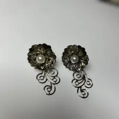 エレガントな花形パールピアス