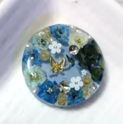 青い花と蝶 まる レジンヘアゴム ブローチ チャーム キーホルダー