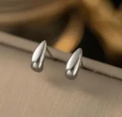 小ぶりドロップ　ピアス　シルバー