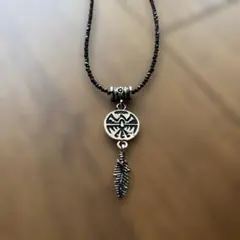 ブラックスピネル　金属製羽根モチーフネックレス