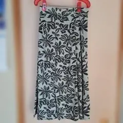 フレアスカート グレーと黒の花柄