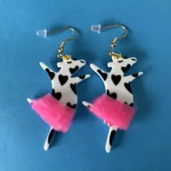 新品未使用　牛デザイン ピアス(両耳用)