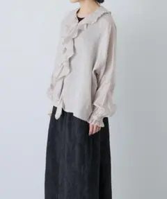 【新品・タグ付き】かぐれ　ライトリネンフリルカラーシャツ　LIGHT GRAYのサムネイル