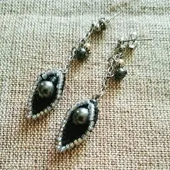 【送料込】織りビーズとスワロパールを使ったシェル型ロングピアス(ブラック)