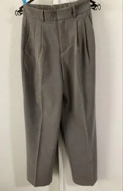 GUグレー プリーツ入り テーパードスラックス