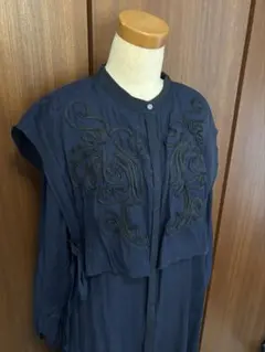 ROSE BUD ネイビー 長袖ロングシャツ ブラウス 刺繍入りのサムネイル