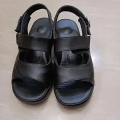 ブラックオープントゥサンダル