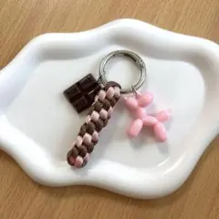 87 ハンドメイド　パラコード　キーホルダー　チャーム　いちごチョコ　犬　ピンク