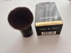 新品 CHANEL プティ パンソー フェイスブラシ ケース付　シャネルのサムネイル