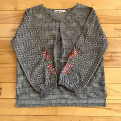 キューティーブロンド　グレー系チェックブラウス　袖刺繍　Vネック　Mサイズ