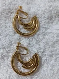Avon ゴールドカラー　 フープイヤリング 重ねリングデザインその他２個