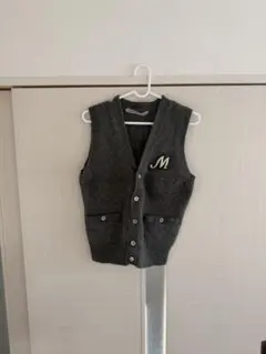 ダークグレー Mマーク ボタン付きベスト