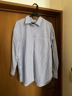 青と白のストライプ長袖シャツ